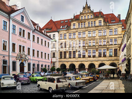 Europa, Deutschland, Sachsen, Görlitz, Altstadt, Marktplatz, Traban Auto; der Trabant ist ein Automobil von 1957 zu 1990 von ehemaligen DDR-auto Teekocher VEB Sachsenring Automobilwerke Zwickau in Zwickau, Sachsen. Stockfoto