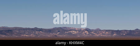 Eine entfernte Bergkette unter einem blauen Himmel im Death Valley, Kalifornien Stockfoto