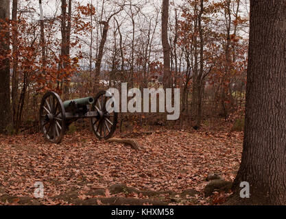 Bürgerkrieg Cannon im Herbst Woods bei Gettysburg, Pennsylvania Stockfoto