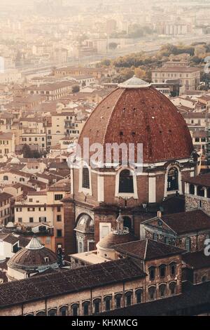 Florenz Rooftop View mit Kapellen der Medici Dome in Italien bei Sonnenaufgang Stockfoto