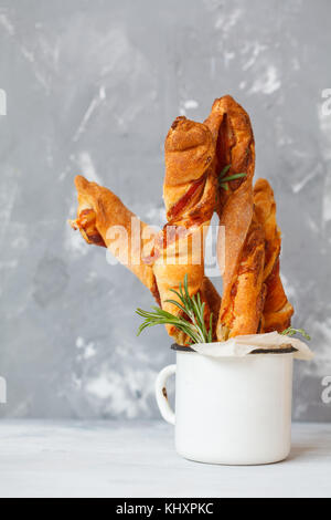 Leckere Käsestange mit Speck, Kräuter und Tomatensauce. Fleisch Käse Snack für Bier, party Konzept, Tag Thanksgiving. Stockfoto