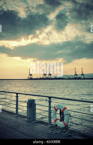 Osaka Hafen mit Kran Silhouette bei Sonnenuntergang. Japan. Stockfoto