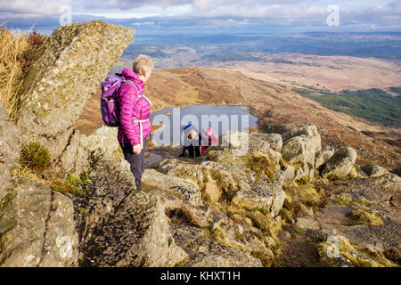 Wanderer klettern auf Daear Ddu East Ridge jagt auf Carnedd Moel Siabod Berg Berge von Snowdonia National Park. Capel Curig Conwy Wales UK Stockfoto