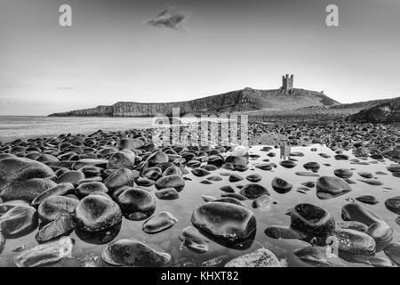 Dunstanburgh Castle suchen aus dem Norden, die Tide hatte receading gewesen und war die perfekte Gelegenheit, die Schüsse zu nehmen Stockfoto