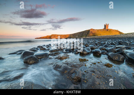 Dunstanburgh Castle suchen aus dem Norden, die Tide hatte receading gewesen und war die perfekte Gelegenheit, die Schüsse zu nehmen Stockfoto