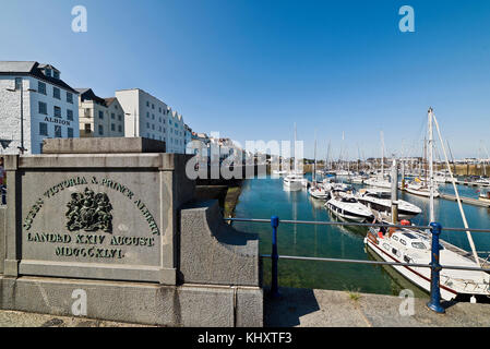 Victoria Marina für den Besuch von Yachten und Gedenktafel aus lokalen Granit Stockfoto