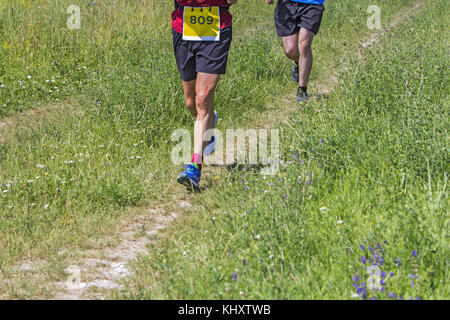 Zwei Athleten laufen Marathon im Freien Stockfoto