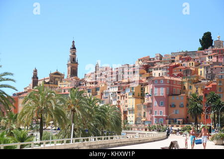 Familie im Urlaub Genießen Sie einen Spaziergang entlang der Promenade in Menton in Südfrankreich. Stockfoto