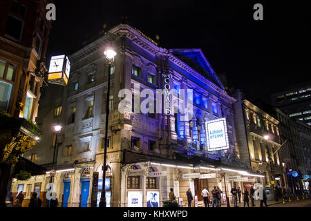 Nächtlicher Blick auf Labour of Love im Noel Coward Theater auf der St Martin's Lane im Londoner West End, London, England, Großbritannien Stockfoto