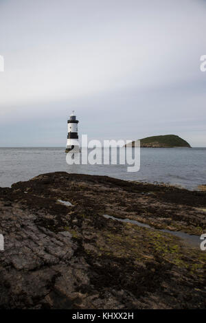 Penmon Leuchtturm, Trwyn Du Leuchtturm zwischen den schwarzen Punkt in der Nähe von Penmon und Ynys Seriol oder Puffin Island, am östlichen Ende des Anglesey, Stockfoto