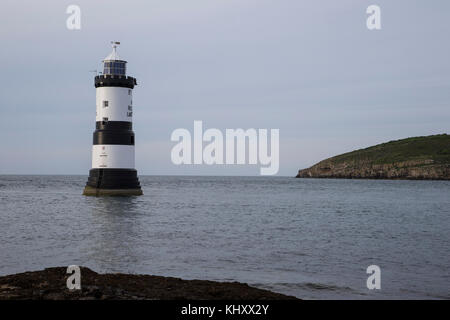 Penmon Leuchtturm, Trwyn Du Leuchtturm zwischen den schwarzen Punkt in der Nähe von Penmon und Ynys Seriol oder Puffin Island, am östlichen Ende des Anglesey, Stockfoto