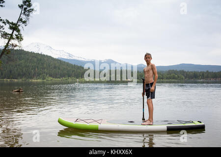 Teenager auf paddleboard Stockfoto