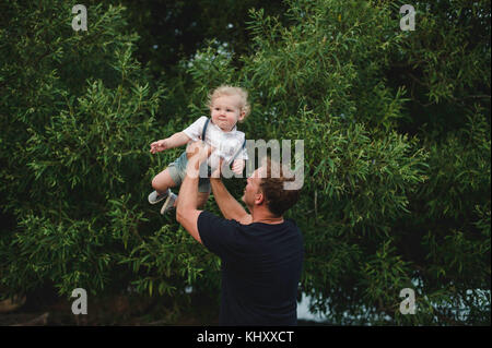 Reifer Mann anheben Toddlersohn Stockfoto