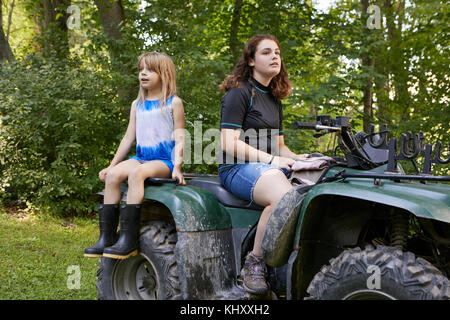 Zwei Mädchen, sitzend auf dem Quad Stockfoto