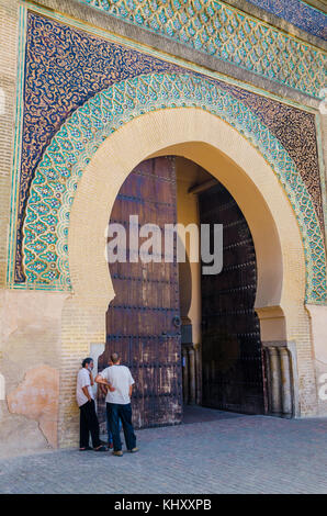 Meknes, Marokko - 21. August 2013: drei nicht identifizierte Marokkanische Männer, die vor dem historischen Tor Bab Mansour Stockfoto