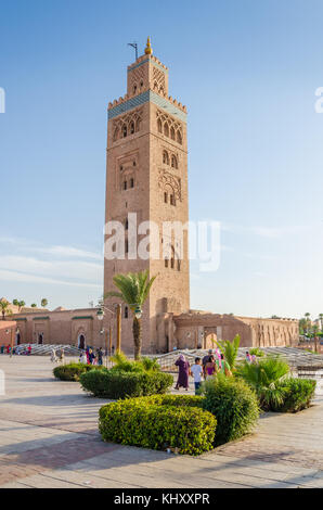 Marrakesch, Marokko - 05. September 2013: Koutoubia Moschee mit Menschen vor Ort und Platz an einem sonnigen Tag Stockfoto