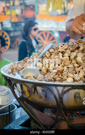 Marrakesch, Marokko - 05. September 2013: Gekochte Schnecken im grossen Topf gekocht und verkauft als Snack auf Platz Djemaa el-Fna entfernt. Stockfoto