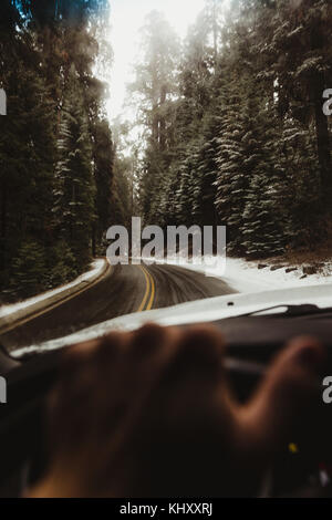 Männliche hand auf ländlichen Straßen im Sequoia National Park, Kalifornien, USA fahren Stockfoto