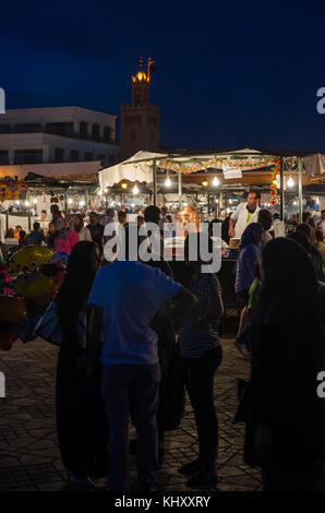 Marrakesch, Marokko - 05. September 2013: Essen steht mit Rauch und Licht auf dem berühmten Platz Djemaa el-Fna in Abend Stockfoto