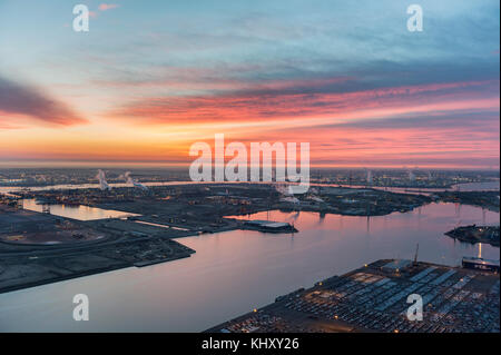 Luftaufnahme des Hafens von Antwerpen vor Sonnenaufgang mit Kieldrecht sluis und ICO Terminal im Vordergrund Stockfoto