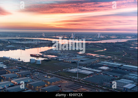 Blick auf den Hafen von Antwerpen vor Sonnenaufgang mit Van Moer Logistics im Vordergrund Stockfoto