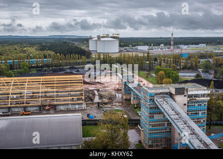 LNG Terminal (Hintergrund) vom Leuchtturm in Swinoujscie Stadt, Westpommern Woiwodschaft Polen gesehen Stockfoto