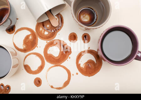 Nasse Kaffeeflecken und Stick mit grunge Kaffeetassen auf weißem Papier Stockfoto