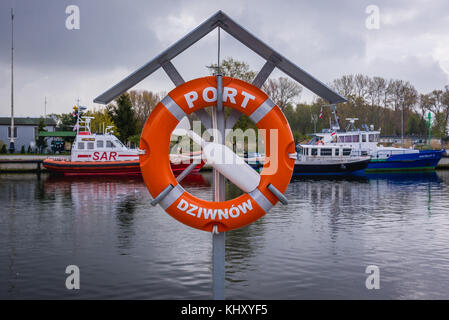 Rettungsboje im Hafen in Dziwnow Dorf über der Ostsee in der Woiwodschaft Westpommern in Polen Stockfoto