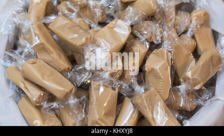 Stapel von Karamell Taffy, beliebten, schmelzen-in-den-Mund Süßwaren, transparent in Zellophan verpackt, in einem Candy Store in San Francisco, Kalifornien Stockfoto