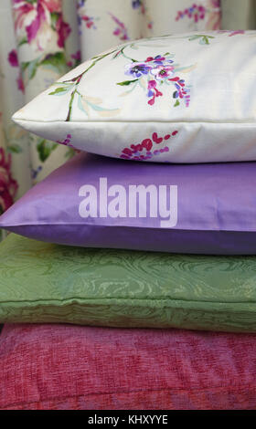 Auswahl an farbenfrohen Kissen in Store, Nahaufnahme, Low Angle View Stockfoto