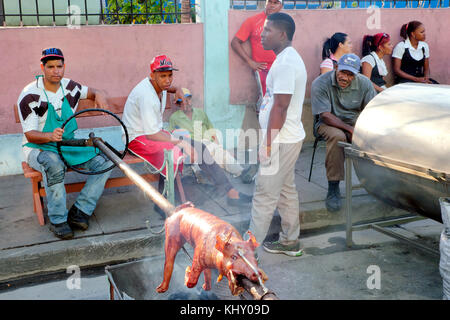 Die Röstung ein ganzes Spanferkel, Santiago de Cuba, Santiago de Cuba, Kuba Provinsen Stockfoto