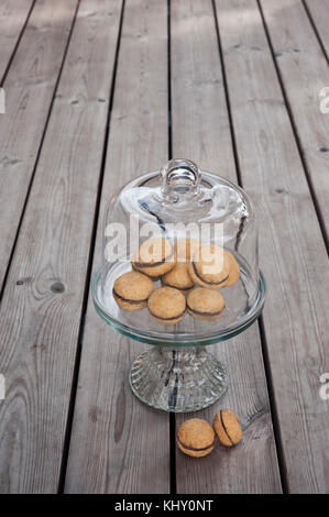 Lady's Kisses - italienische Haselnuss sandwich Cookies auf Kuchen stand Stockfoto