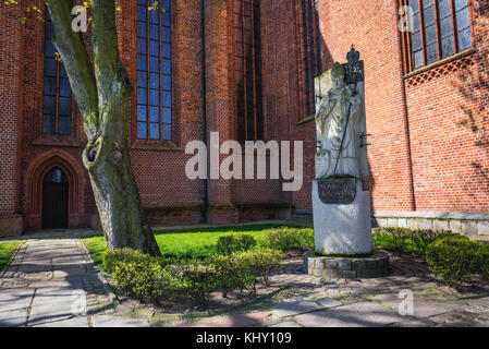 Erzbischof Marcin Dunin Statue vor gotischem Stil Co-Kathedrale Basilika der Himmelfahrt der seligen Jungfrau Maria in Kolobrzeg Stadt, Polen Stockfoto