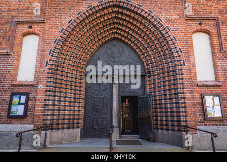 Eintritt in die Co-Kathedrale Basilika Mariä Himmelfahrt in Kolobrzeg in der Woiwodschaft Westpommern in Polen Stockfoto