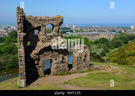 Ruinen von St. Antonius Kapelle mit St Margaret's Loch im Hintergrund, Holyrood Park, Edinburgh, Schottland Stockfoto