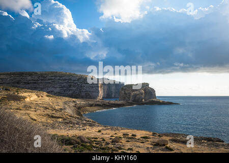 Panoramablick auf die Dwejra Bay mit dem Fungus Rock, Gozo, Malta Stockfoto