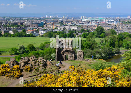 Ruinen von St. Antonius Kapelle mit St Margaret's Loch im Hintergrund, Holyrood Park, Edinburgh, Schottland Stockfoto