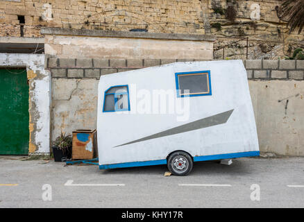 Sehr alte Wohnwagen auf einer Straße in Malta geparkt Stockfoto