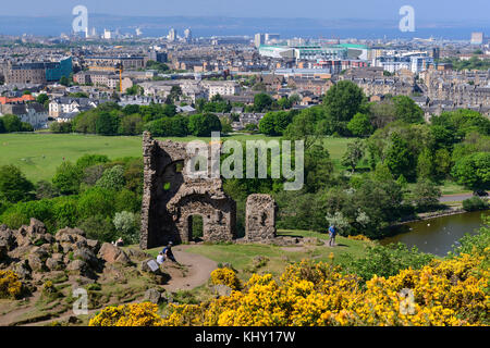 Ruinen von St. Antonius Kapelle mit St Margaret's Loch im Hintergrund, Holyrood Park, Edinburgh, Schottland Stockfoto