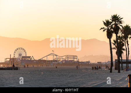 Venice Beach mit Blick auf Santa Monica Pier bei Sonnenuntergang Stockfoto