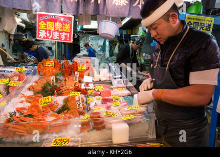 Der tsukiji, Tokyo, Japan - 22. November 2016: Japanische Fischhändler Vorbereitung frische Meeresfrüchte zum Verkauf an der Meeresfrüchte in Tsukiji Fischmarkt, Tokyo, J Stockfoto