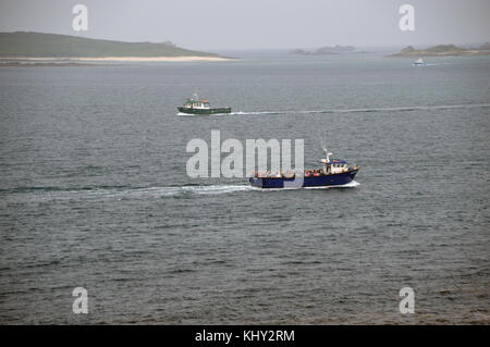 Die Sportboote (Sapphire) und (Meridian) außerhalb Hugh Town Harbour auf der Insel St Marys in der Scilly-Inseln, Vereinigtes Königreich. Stockfoto