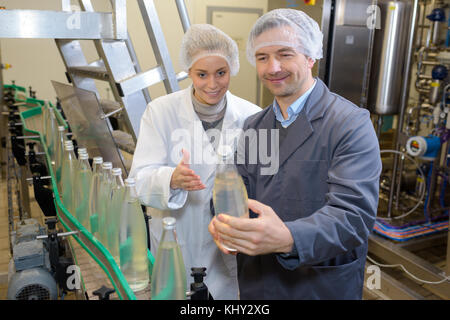 Qualitätskontrolle in der Flasche nach Fertigungsstraße Stockfoto