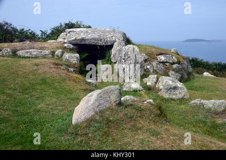 Der Eingang zum Bant carn Grabkammer in halangy Dorf auf der Insel St Marys in der Scilly-inseln, Großbritannien. Stockfoto