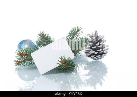 Leer für Text mit Weihnachtsschmuck auf weißem Hintergrund Stockfoto