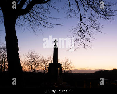 Das Kriegerdenkmal Silhouette gegen einen dunklen Himmel im Schlosspark in Knaresborough North Yorkshire England Stockfoto