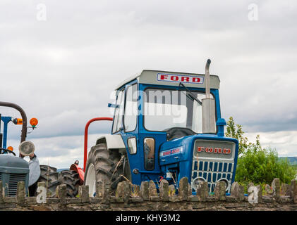 Alte vintage Ford Traktor auf Anzeige an einem Traktor in Kerry, Irland alten Traktor Landmaschinen Bodenbearbeitung pflügen, Bauernhof, ländliche Konzept Stockfoto