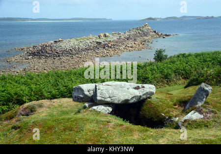 Die alten innisidgen unteren Grabkammer auf der Insel St Marys in der Scilly-inseln, Großbritannien. Stockfoto