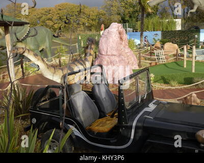 Eine velociraptor Stalking ein triceratops Dinosaurier Park Stockfoto