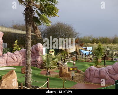 Eine velociraptor Stalking ein triceratops Dinosaurier Park Stockfoto